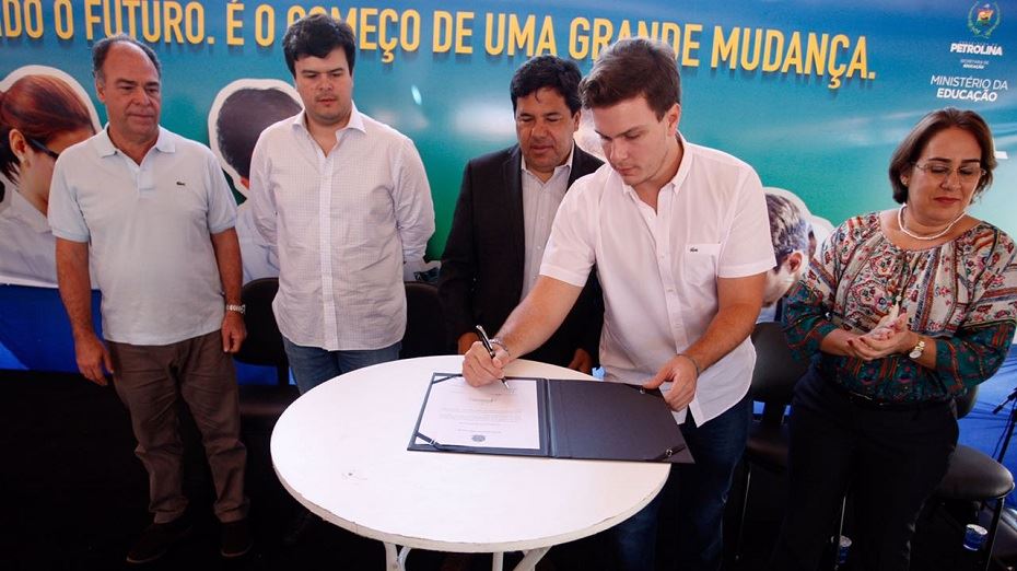 Leia mais sobre o artigo Em Petrolina, Mendonça anuncia investimentos de R$ 13 milhões