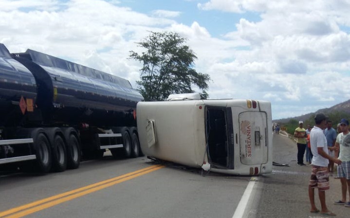 Leia mais sobre o artigo Micro-ônibus com seleção de Sertânia sofre acidente na BR 232