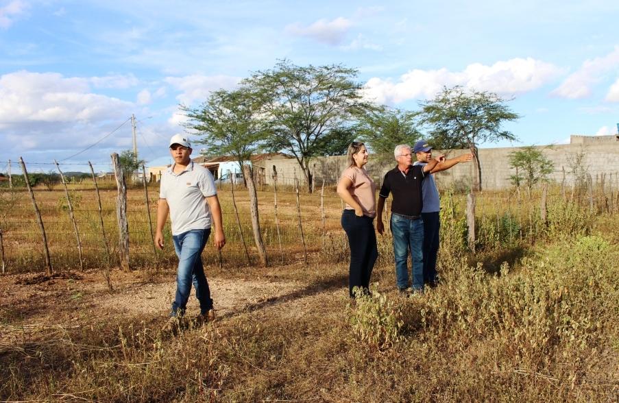 Leia mais sobre o artigo Sertânia: Infraestrutura realiza medição de terreno para nova UBSF