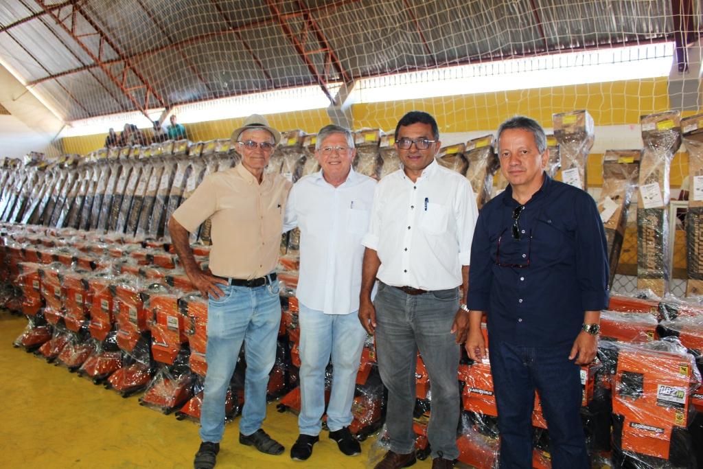 Leia mais sobre o artigo Duzentos e cinquenta agricultores recebem equipamentos, em Sertânia