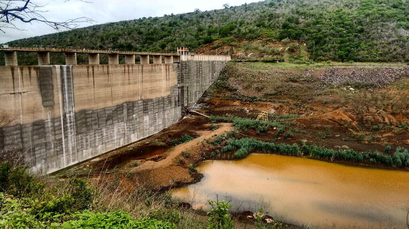 Leia mais sobre o artigo Chuvas acendem alerta sobre problemas estruturais na barragem de Jucazinho,