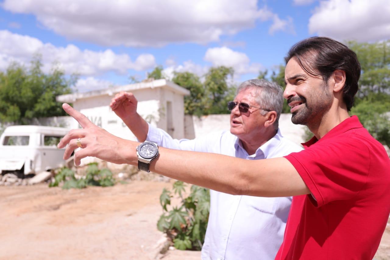 Leia mais sobre o artigo Em Sertânia, Diogo Moraes visita local onde será construído novo Pátio de Feiras