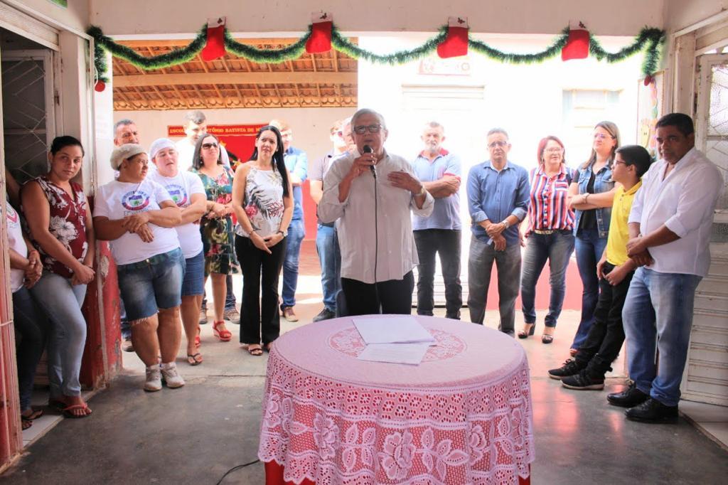 Leia mais sobre o artigo Prefeito Ângelo Ferreira assina ordem de serviço para construção de quadra poliesportiva no sítio Bom Nome