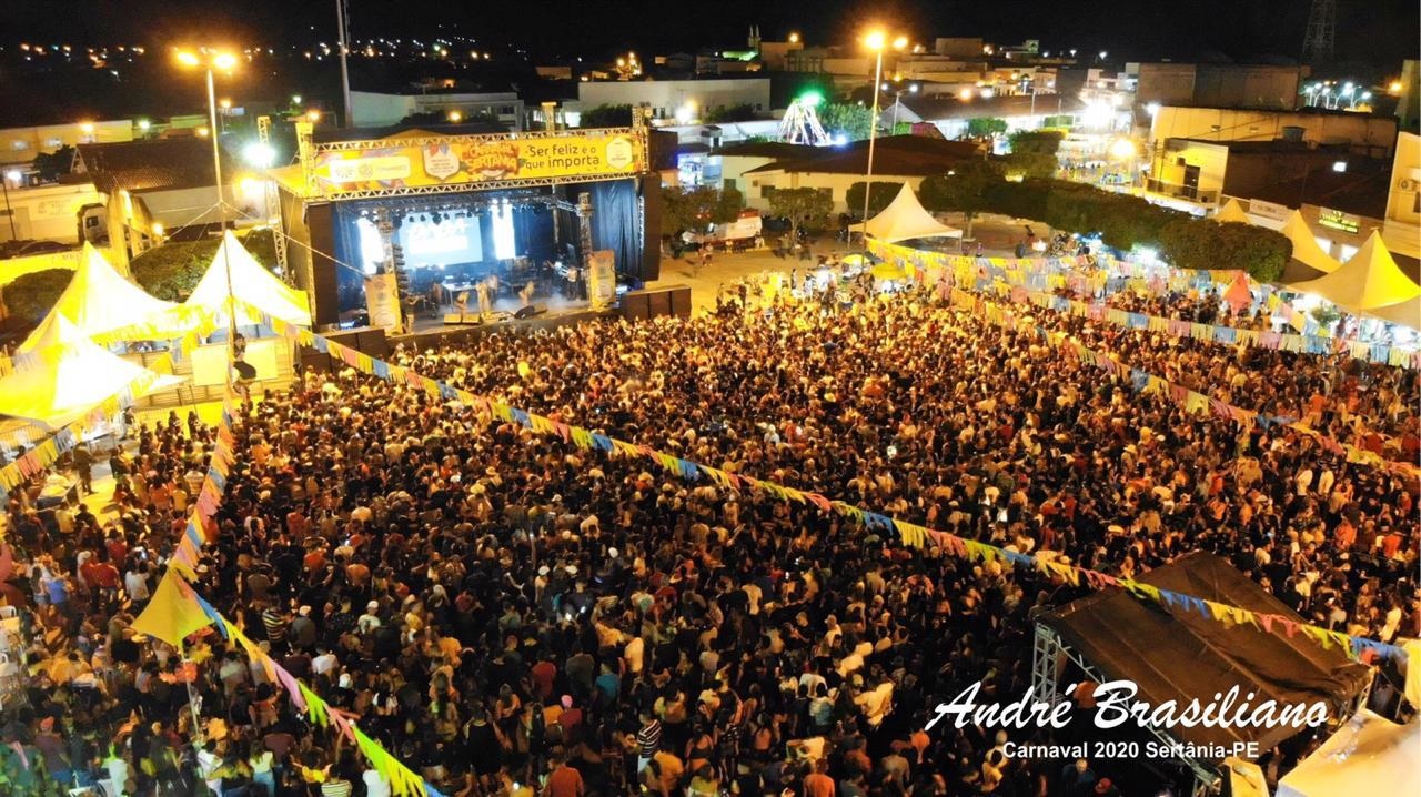 Leia mais sobre o artigo Com praça de eventos lotada, Carnaval de Sertânia 2020 é encerrado