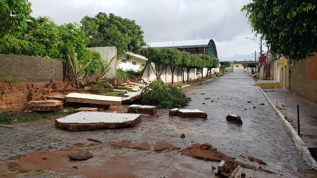 Leia mais sobre o artigo Chuva alaga ruas e residências em Sertânia