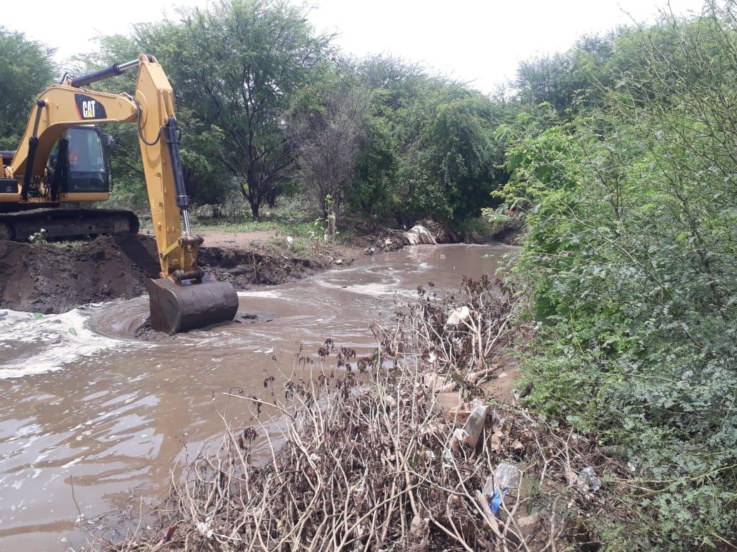 Leia mais sobre o artigo Após chuvas, Governo Municipal de Sertânia faz limpeza de canal﻿