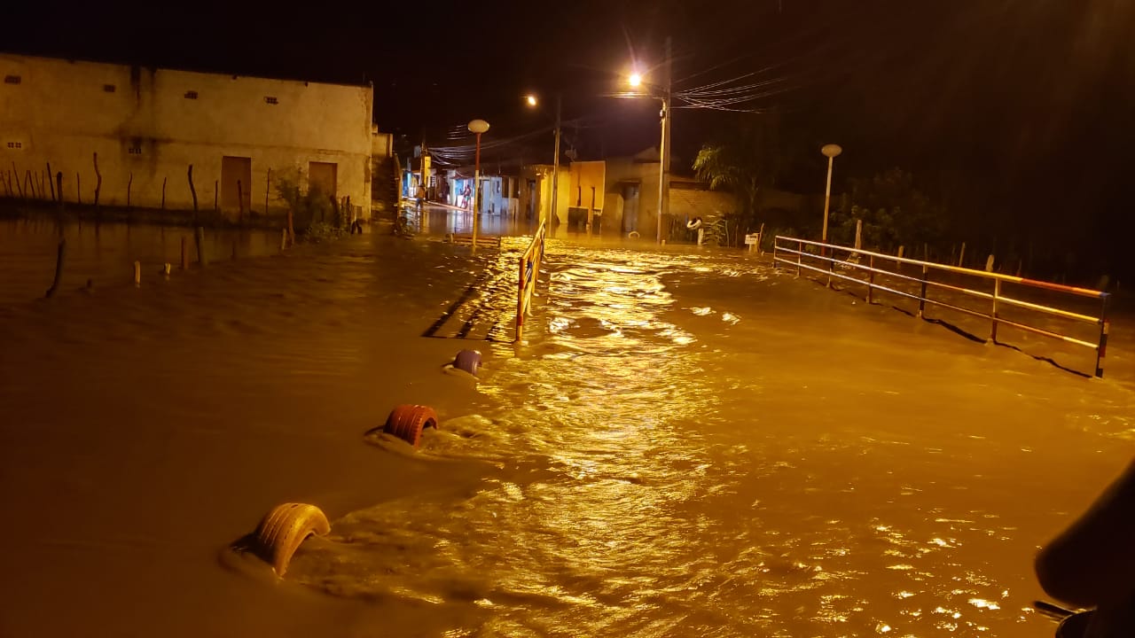 Leia mais sobre o artigo Sertânia: chuvas provocam cheia no rio Moxotó