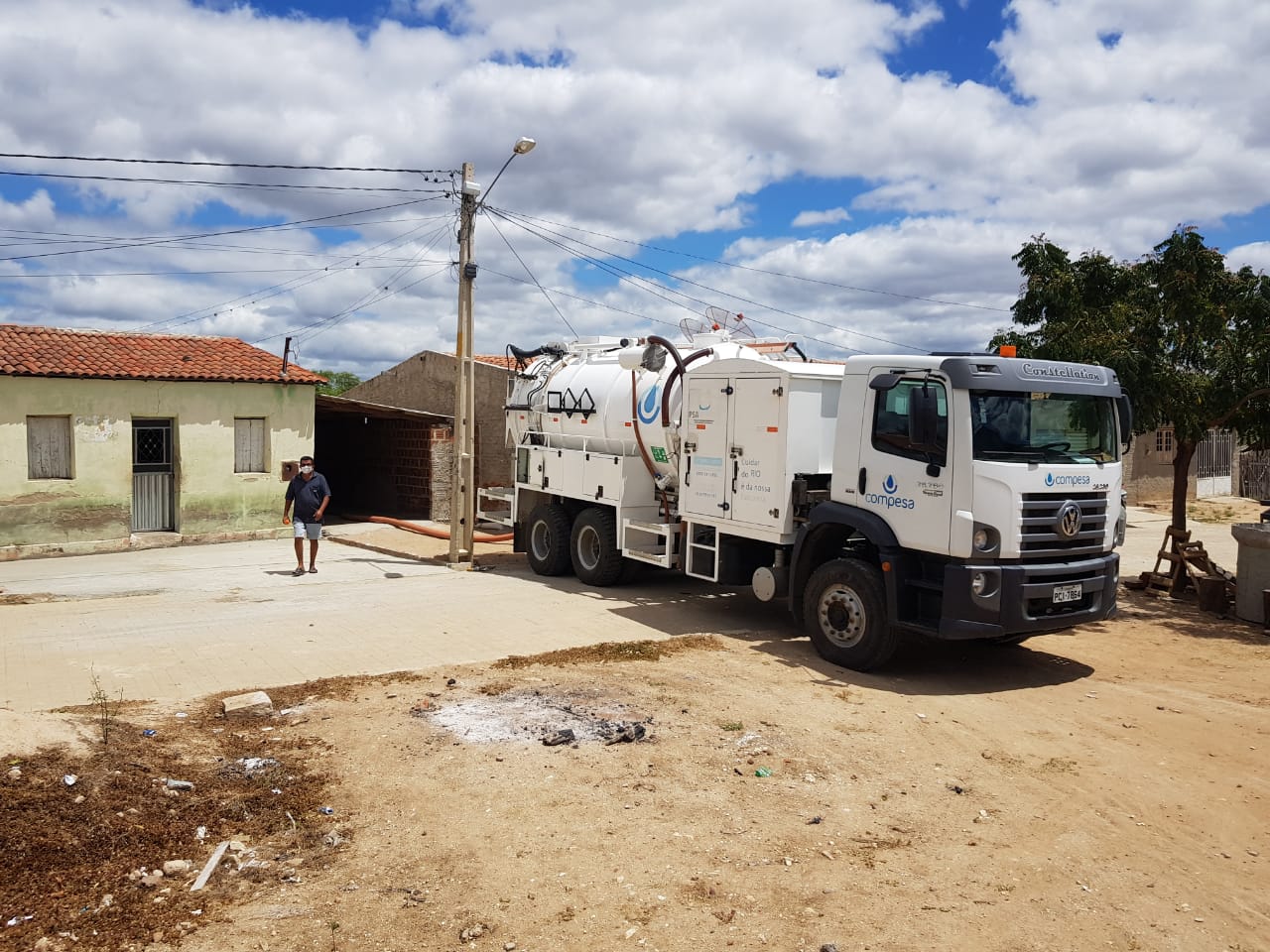 Leia mais sobre o artigo Parceria entre Prefeitura de Sertânia e Compesa beneficia moradores do Povoado Umburanas