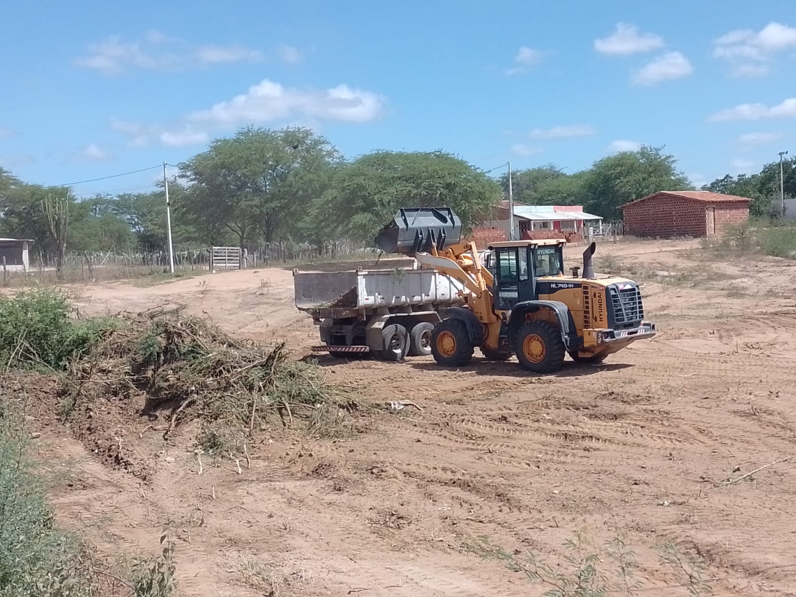 Leia mais sobre o artigo Sertânia: prefeitura realiza mutirões de limpeza no município