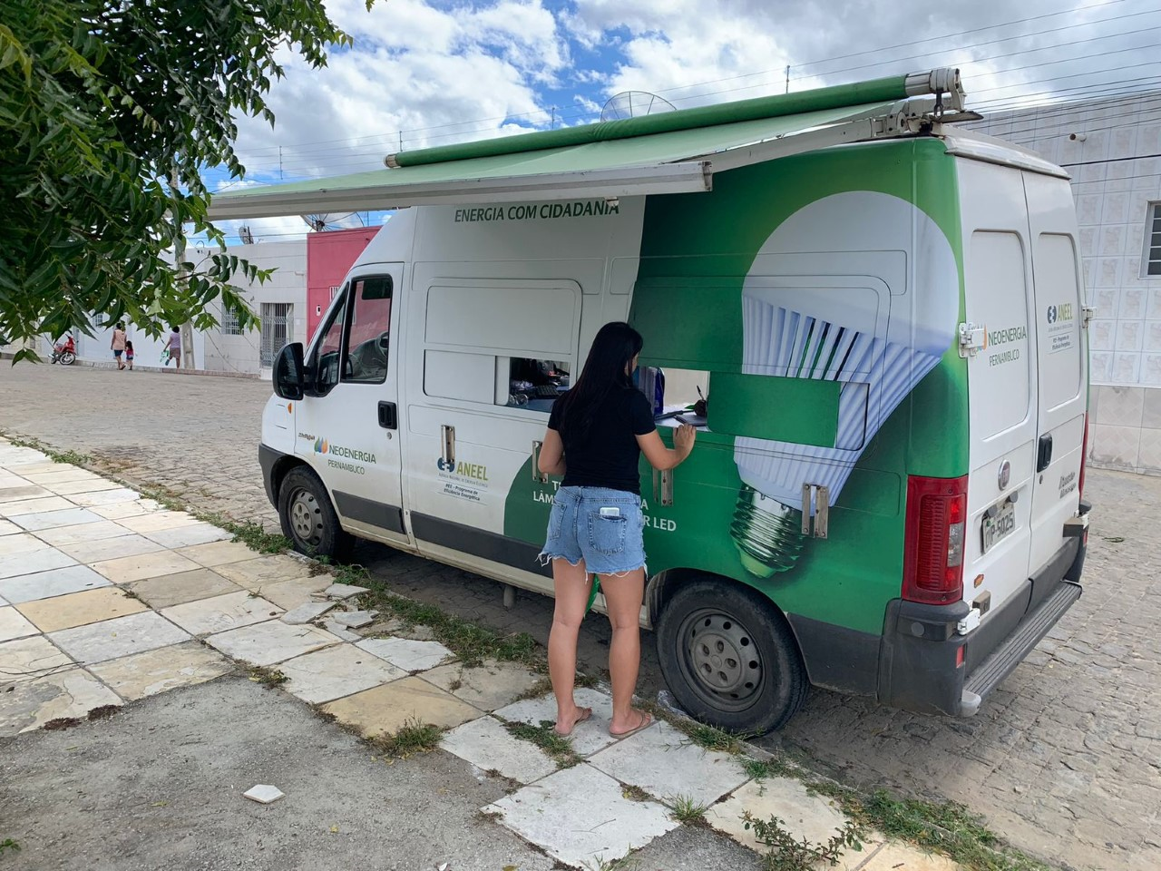 Leia mais sobre o artigo Clientes da Nemeoenergia moram no município Sertânia podem receber lâmpadas de led de graça