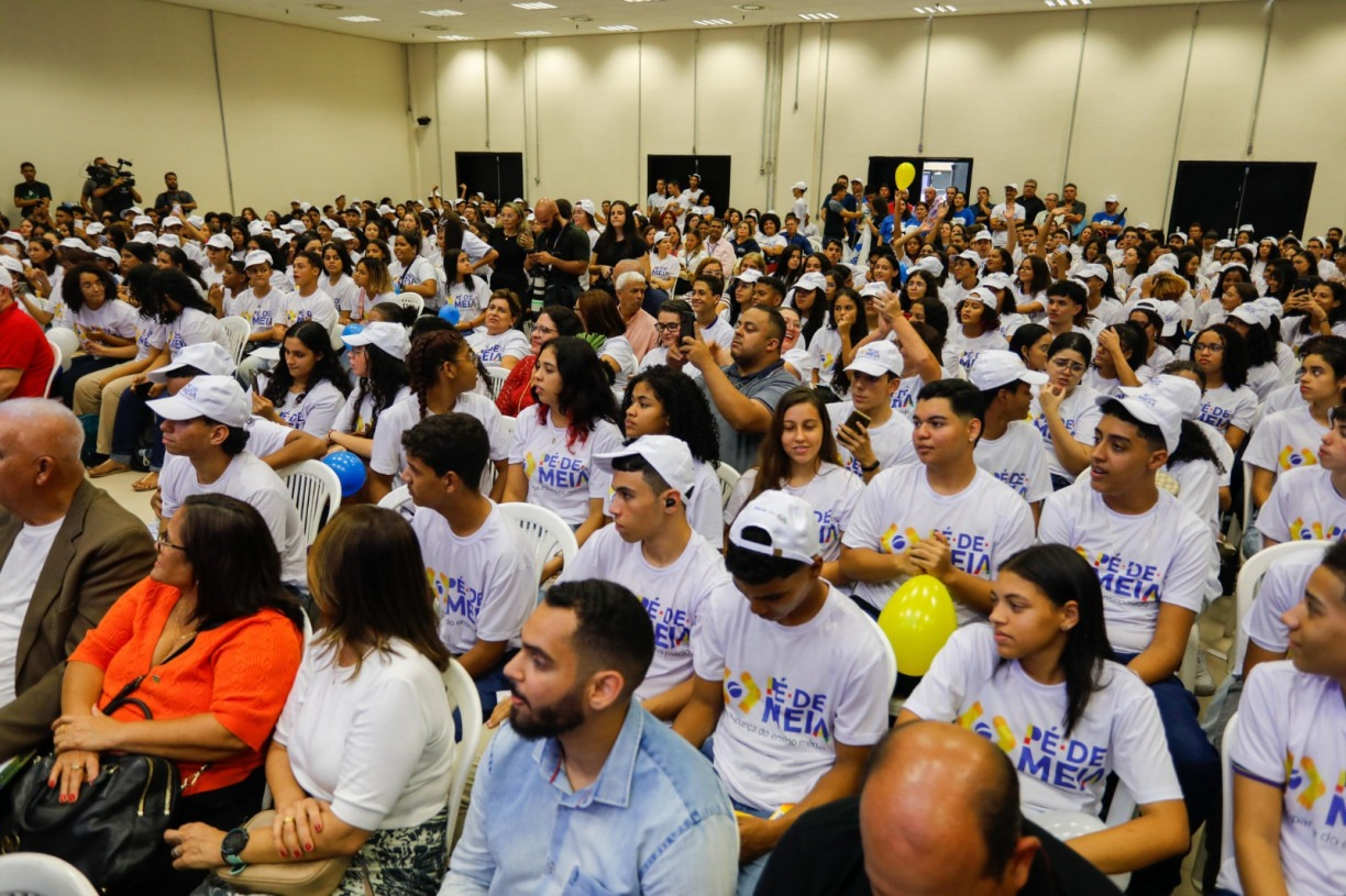 Leia mais sobre o artigo Em Pernambuco, programa Pé-de-Meia vai beneficiar mais de 177 mil estudantes do ensino médio